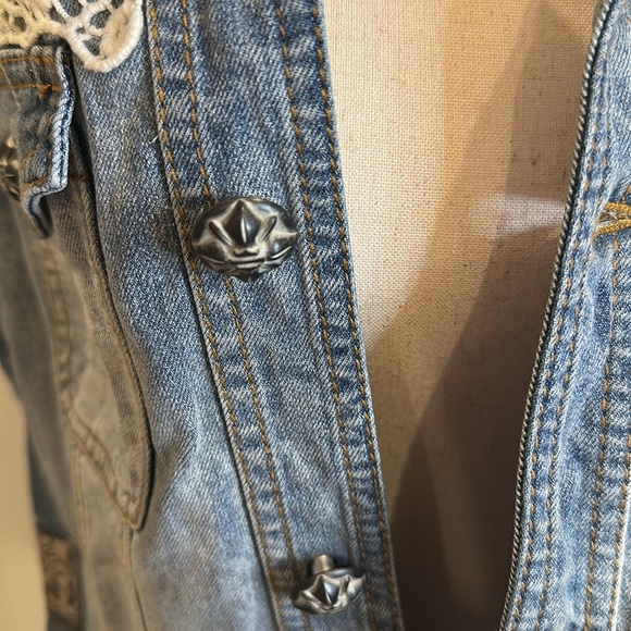 HARLEY DAVIDSON DENIM VEST WITH LACE SKULL AND DETAILS SIZE XL - Picture 3 of 10